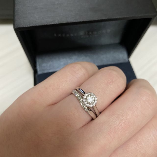 【ラザール ダイヤモンド(LAZARE DIAMOND)の口コミ】 指がぽっちゃりとしているのでv字の動きのあるデザインで少しでも細く見え…