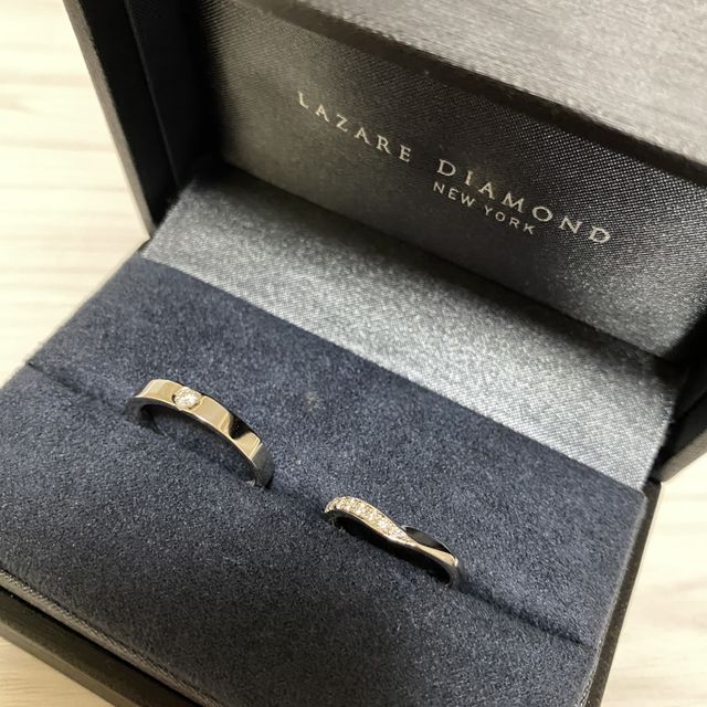 【ラザール ダイヤモンド(LAZARE DIAMOND)の口コミ】 指がぽっちゃりとしているのでv字の動きのあるデザインで少しでも細く見え…