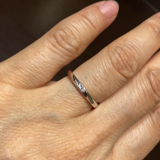 【TRECENTI(トレセンテ)の口コミ】 シンプルなストレートタイプで1石だけにも関わらず、石周りに捻りを効かせ…