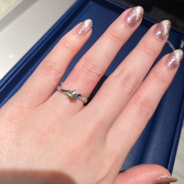 【銀座ダイヤモンドシライシの口コミ】 ゆるやかなウェーブで動きがあるデザインで、メレダイヤのラインも綺麗で…