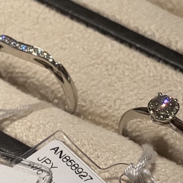 【ブルガリ(BVLGARI)の口コミ】 ダイヤモンドが敷き詰められていてとても華やかです。ゆるやかなカーブで…