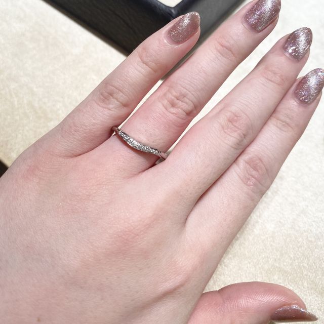 【ブルガリ(BVLGARI)の口コミ】 ダイヤモンドが敷き詰められていてとても華やかです。ゆるやかなカーブで…