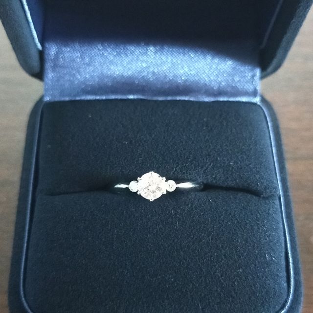 【4℃ BRIDAL(ヨンドシーブライダル)の口コミ】 デザインはスタンダードなものを選びましたが、非常にかわいいものを選べ…