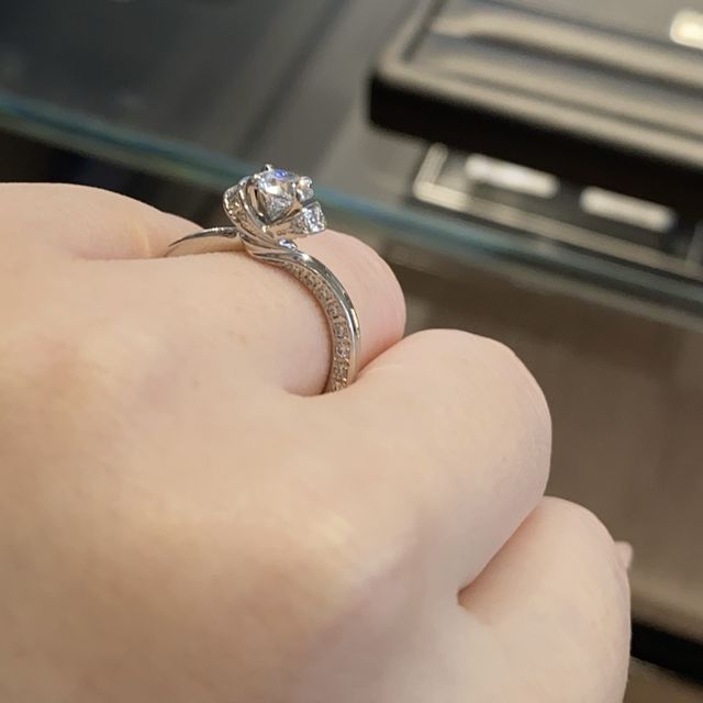 【エクセルコダイヤモンド(EXELCO DIAMOND)の口コミ】 ネットでみて一目惚れしたリボンの曲線が美しいデザインです。複数のブラ…