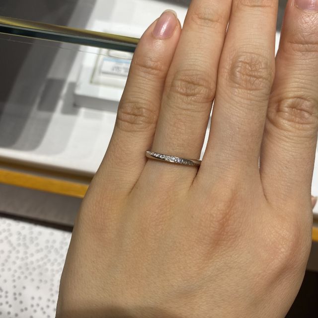 【銀座ダイヤモンドシライシの口コミ】 ブーケという1番人気のデザインです。
メレダイヤが20石ついていてとても…