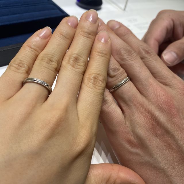 【4℃ BRIDAL(ヨンドシーブライダル)の口コミ】 ミル打ちの指輪が可愛かったです。
角ばっておらず丸みがあるのが可愛いと…