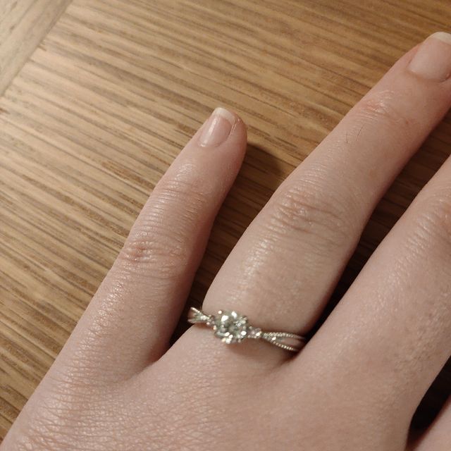 【GALA JEWELRY(ガラジュエリー)の口コミ】 ミル打ちデザインの指輪の中から、1番気に入ったものを選びました。また、…