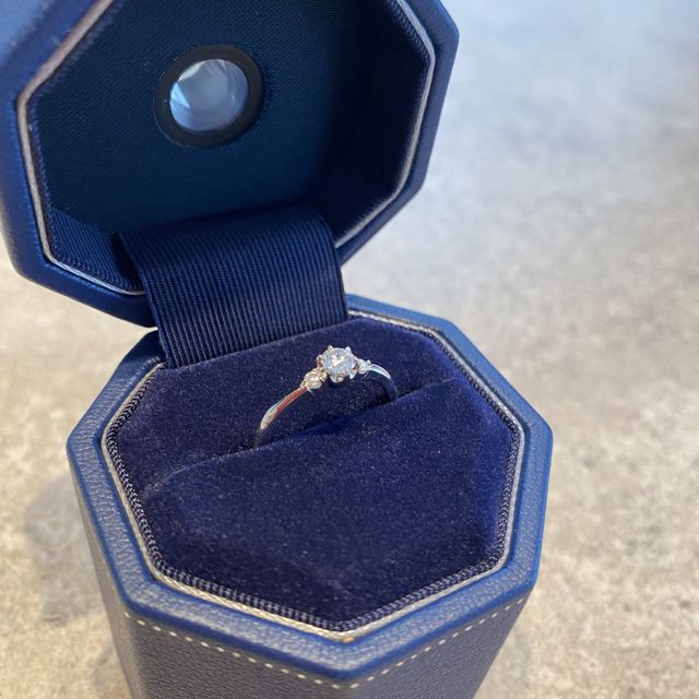 【銀座ダイヤモンドシライシの口コミ】 指輪のデザイン：派手すぎずシンプルなデザイン。
普段使いがしやすいこと…