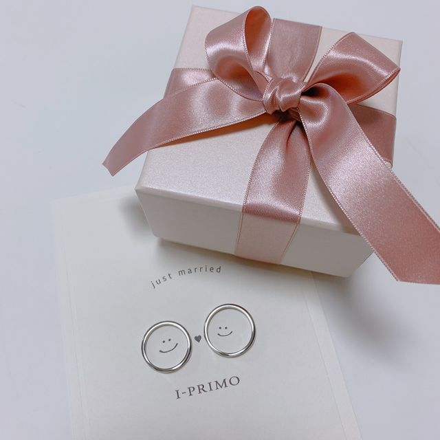 【アイプリモ(I-PRIMO)の口コミ】 指輪のデザインがシンプルで女性の方はダイヤも真ん中一点ではなく左右に…