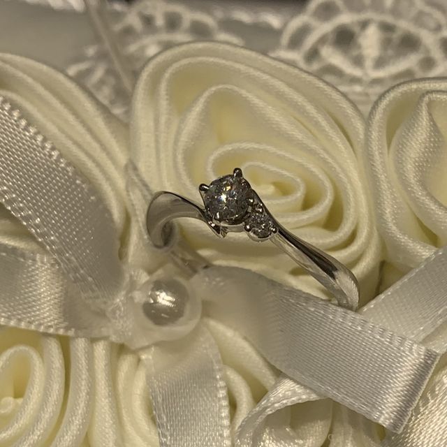 【4℃ BRIDAL(ヨンドシーブライダル)の口コミ】 4°Cフラワーのデザインに惹かれて、ほぼ決定のつもりで店舗に伺いまし…