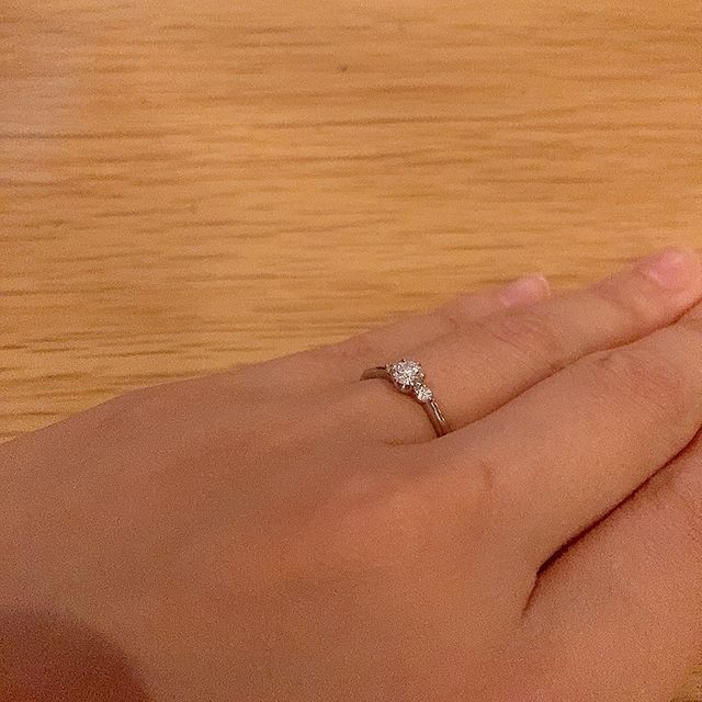 【銀座ダイヤモンドシライシの口コミ】 シンプルかつかわいいものをということで、ダイヤモンドのサイドに小さい…