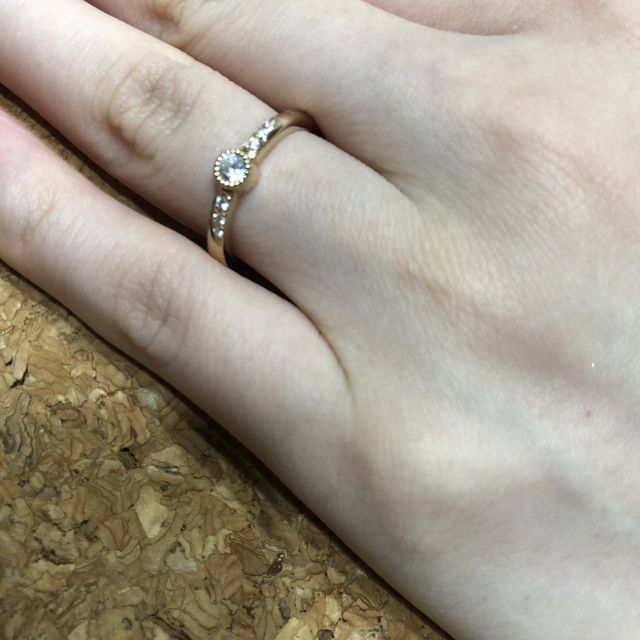 【CRAFY(クラフィ)の口コミ】 色はピンクゴールドで中心のダイヤが映えるように。ダイヤの周りにはミル…