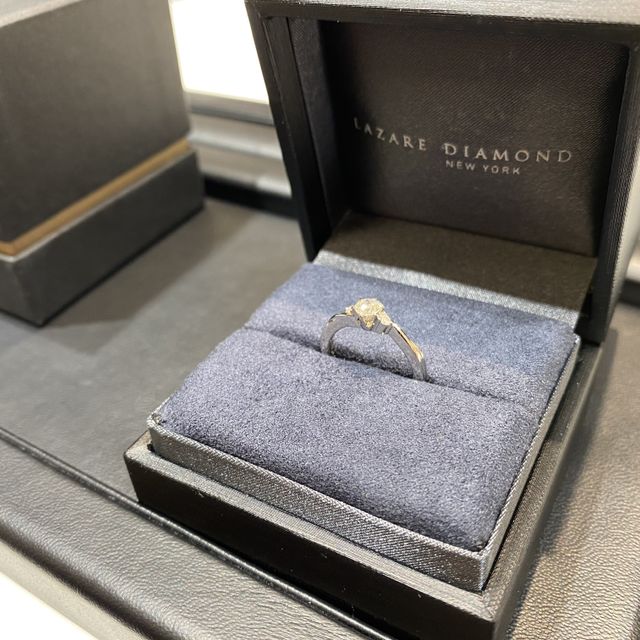 【ラザール ダイヤモンド(LAZARE DIAMOND)の口コミ】 他の人と被らないようなデザインの豊富さ、自身の気に入った形状がすぐに…