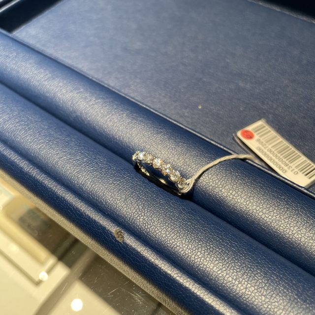 【銀座ダイヤモンドシライシの口コミ】 婚約指輪は一粒ではなく、普段使いできるハーフエタニティリングを考えて…