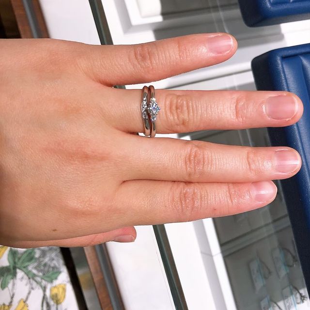 【銀座ダイヤモンドシライシの口コミ】 指先が上品に見え、少しカーブがかかっていてオシャレだったため。普段指…