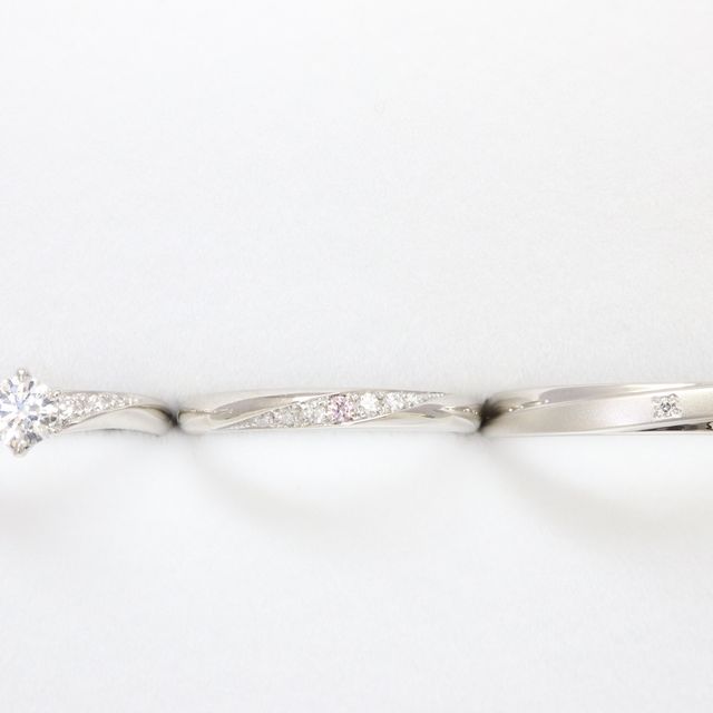 【LEGAN(レガン)の口コミ】 重ね付けをした際のデザインが気に入って指輪を決めました。ダイヤをピン…