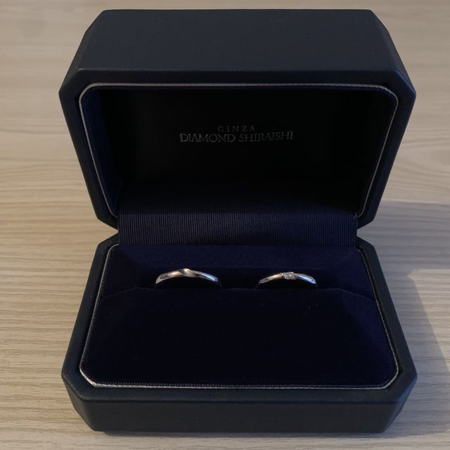 【銀座ダイヤモンドシライシの口コミ】 指輪のデザインはギザギザしたものやウェーブがかかったものではなくシン…