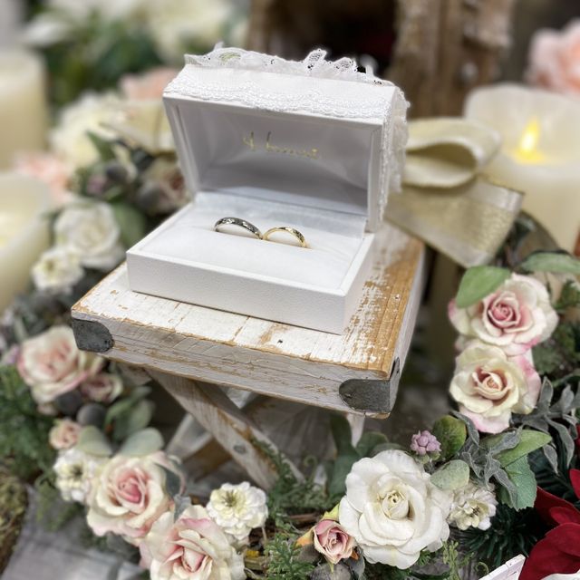 【Hamri(ハムリ)の口コミ】 見本がたくさんあってそこからイメージを伝えて選べたり、2人で違う素材に…