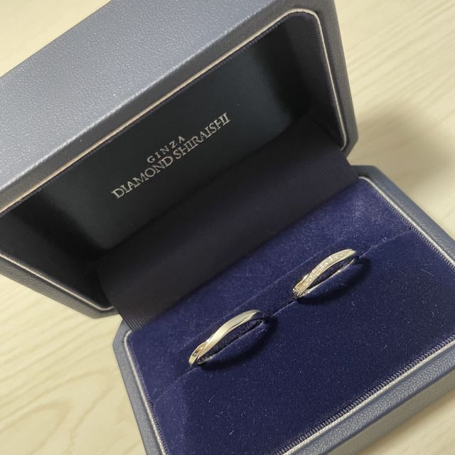 【銀座ダイヤモンドシライシの口コミ】 指輪のデザインはシンプルながらも少しウェーブが入ったもので探しており…