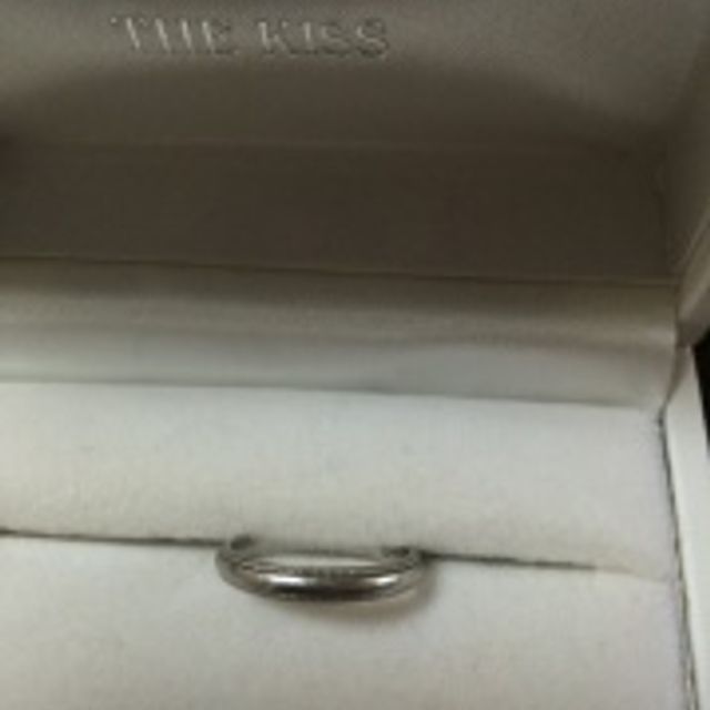 【THE KISS(ザ・キッス)の口コミ】 つけたまま生活するので、シンプルなものを探していました。この指輪はmem…