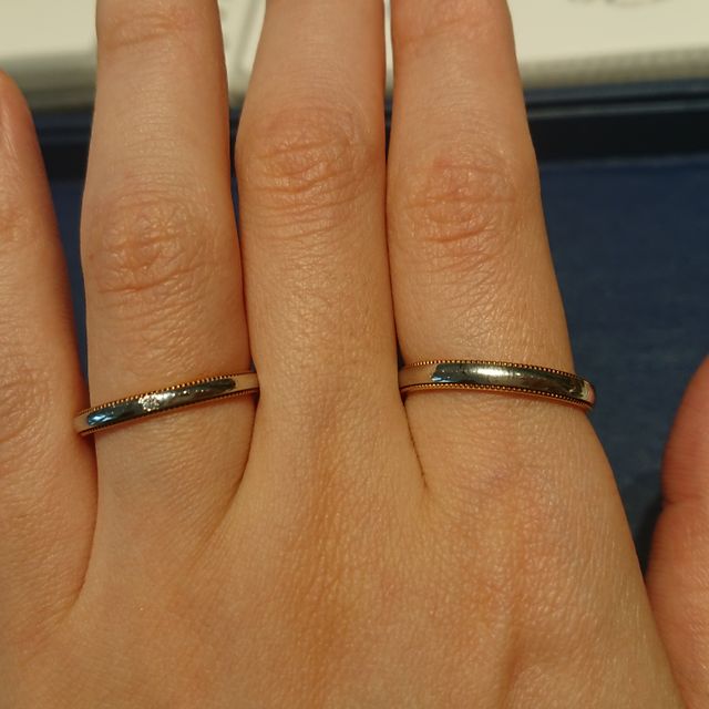 【銀座ダイヤモンドシライシの口コミ】 プラチナメインでピンクゴールドのミル打ちが上下にあるデザインです。女…