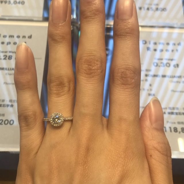 【ENUOVE(イノーヴェ)の口コミ】 とても華やかでキラキラと輝くダイヤモンドがとても目にとまります。一粒…