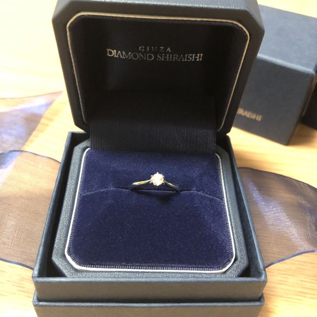 【銀座ダイヤモンドシライシの口コミ】 【ホワイトリリー】
横からも光が入りキラキラしますが、主張しすぎず気に…