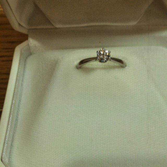 【WATANABE / 卸商社直営　渡辺の口コミ】 クラウンのようなデザインに一目惚れでした。 ダイヤモンドの大きさにより…