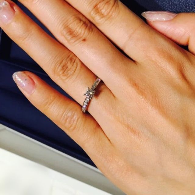 【銀座ダイヤモンドシライシの口コミ】 ダイヤモンドの輝きが非常に綺麗だと感じたのが決め手です。エタニティリ…