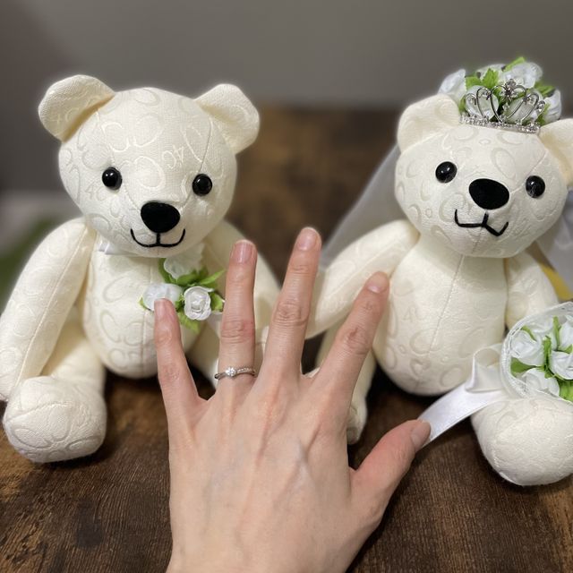 【4℃ BRIDAL(ヨンドシーブライダル)の口コミ】 　ウェーブのついたデザインで、ダイヤモンドがあしらわれていて、とても…