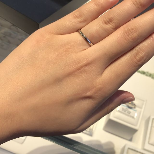 【銀座ダイヤモンドシライシの口コミ】 指輪の真ん中にダイヤモンドがキラキラと光っていてとても綺麗です。また…