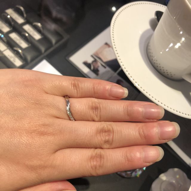 【銀座ダイヤモンドシライシの口コミ】 2人で20万円以内であまり指が太く見えないものとお伝えすると、V字のタイ…