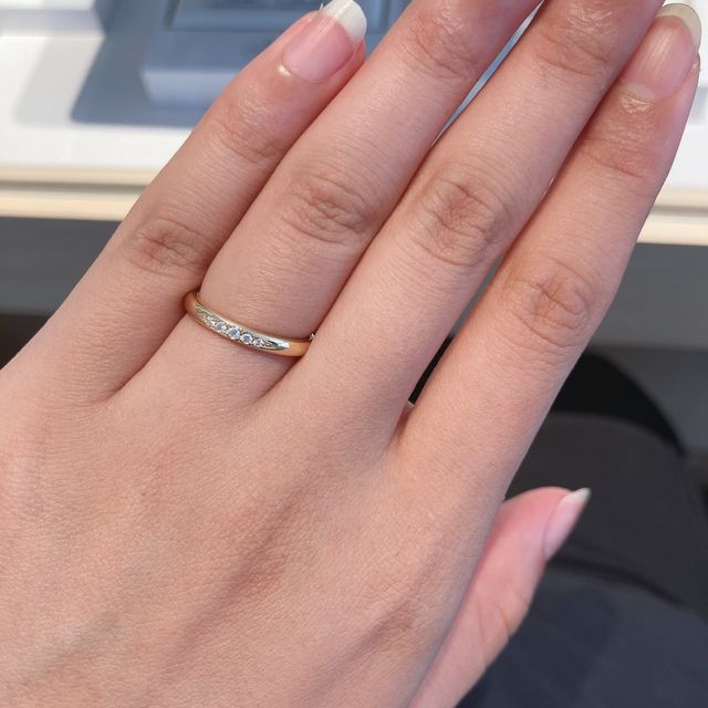 【銀座ダイヤモンドシライシの口コミ】 ゴールドで派手すぎないダイヤ付きのものを探していました。
細身でダイヤ…