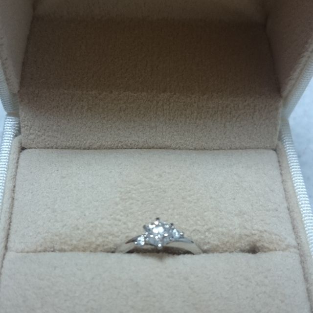 【BRILLIANCE+(ブリリアンスプラス)の口コミ】 タイミングよく、予算内で質のいいダイヤがあったので、最初にダイヤの石…