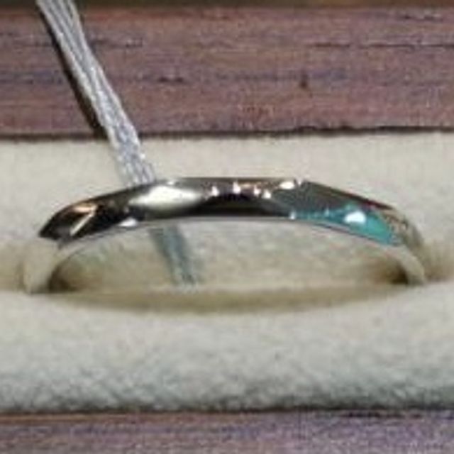 【PRIVATE BEACH(プライベートビーチ)の口コミ】 結婚をするカップルの未来を照らすきらびやかな光をイメージした結婚指輪…