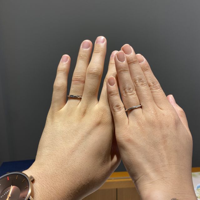 【銀座ダイヤモンドシライシの口コミ】 指輪のデザインとダイヤモンドの輝きに一目惚れ✨
一粒のダイヤモンドと悩…