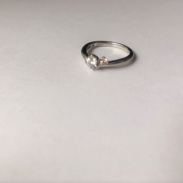 【festaria bijou SOPHIA(フェスタリア ビジュソフィア)の口コミ】 一般的な婚約指輪は、ダイヤ一粒というものが多いですが、ダイヤの横にピ…