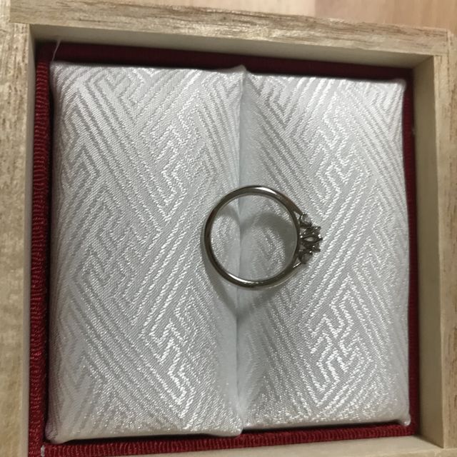 【TOMOE(トモエ)の口コミ】 もともとメレダイヤの付いたデザインの婚約指輪が欲しいと思っていたので…