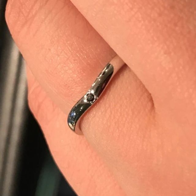 【エクセルコダイヤモンド(EXELCO DIAMOND)の口コミ】 金属の質感が滑らかで綺麗な点と全体的にシンプルなフォルムで上品な印象…