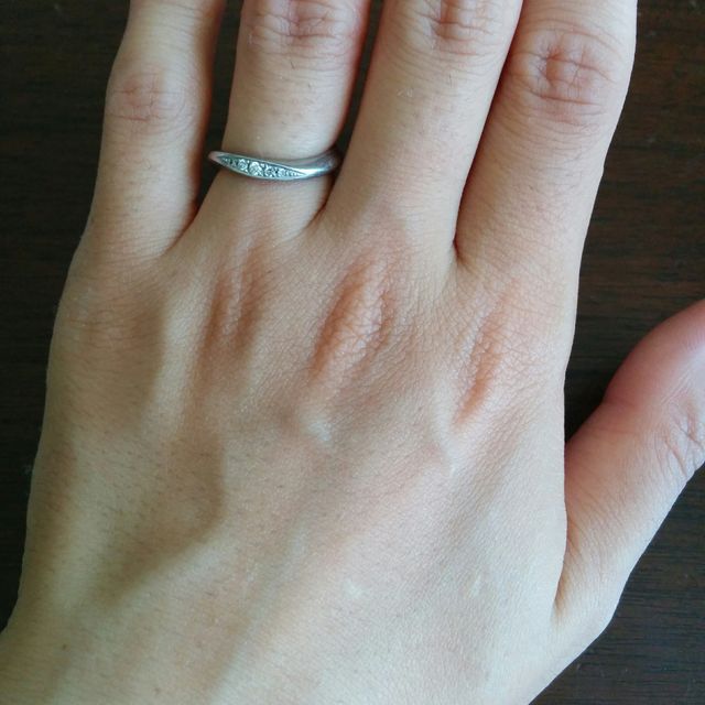 【銀座ダイヤモンドシライシの口コミ】 華やかなのに着けたままで生活しやすそうな、引っ掛かりのないデザインが…