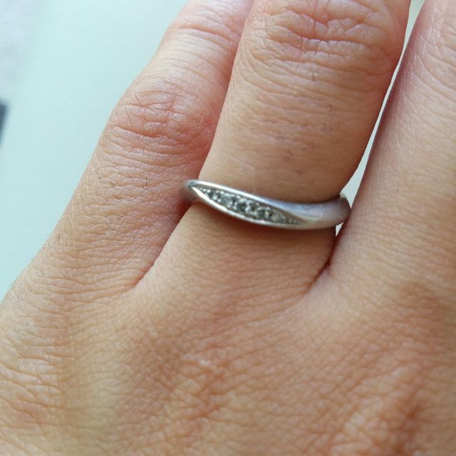 【銀座ダイヤモンドシライシの口コミ】 華やかなのに着けたままで生活しやすそうな、引っ掛かりのないデザインが…