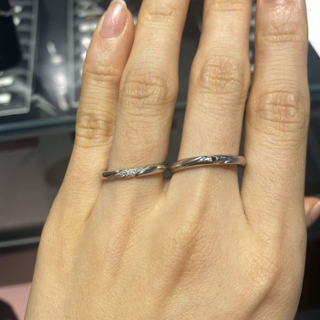 【エクセルコダイヤモンド(EXELCO DIAMOND)の口コミ】 ダイヤの輝きが素晴らしいブランドです。
この指輪はミル打ちが施されてい…