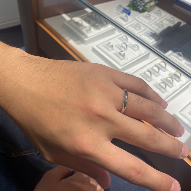 【銀座ダイヤモンドシライシの口コミ】 彼女が決めたデザインにペア感を持たせるため、シンプルで使い心地が良い…
