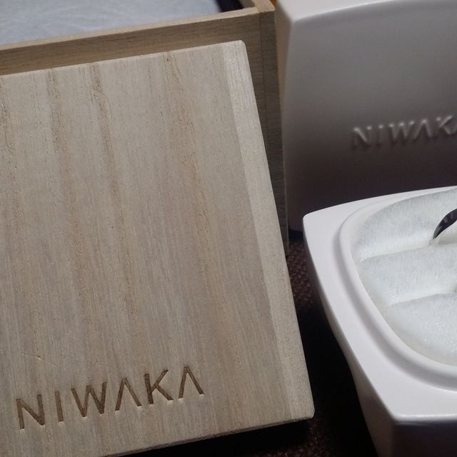 【俄(にわか)の口コミ】 いくつか試着をしてみて、どこから見ても美しいフォルムに惹かれました。
…