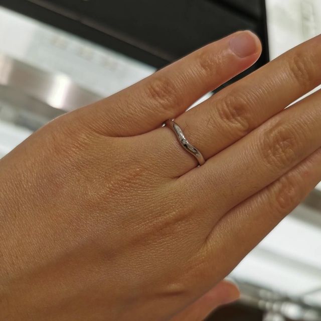 【ティファニー(Tiffany & Co.)の口コミ】 カーブドリングというデザインの指輪だそうで、女性らしく可愛らしいデザ…