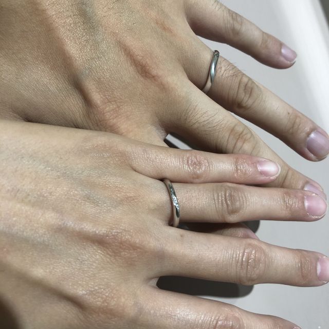 【TRECENTI(トレセンテ)の口コミ】 プラチナで、女性用は中央にダイヤモンドが散りばめられています。内甲丸…