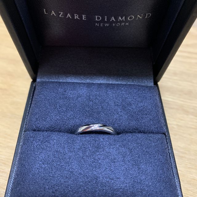 【ラザール ダイヤモンド(LAZARE DIAMOND)の口コミ】 旦那さんが一目惚れして購入しました。真ん中にくぼみのある少し太めのリ…