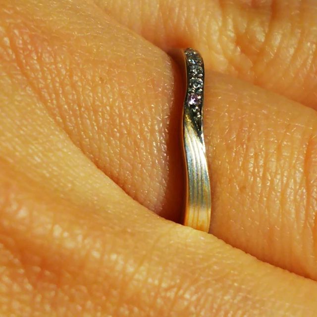 【杢目金屋(もくめがねや)の口コミ】 オーダーで様々なデザイン・アレンジに対応していますし、刻印の自由度が…