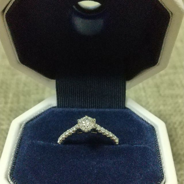 【銀座ダイヤモンドシライシの口コミ】 今まであまり指輪を付けないタイプだったので、あまりゴツゴツせず主張し…