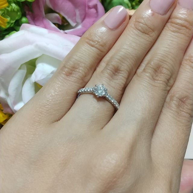 【銀座ダイヤモンドシライシの口コミ】 今まであまり指輪を付けないタイプだったので、あまりゴツゴツせず主張し…